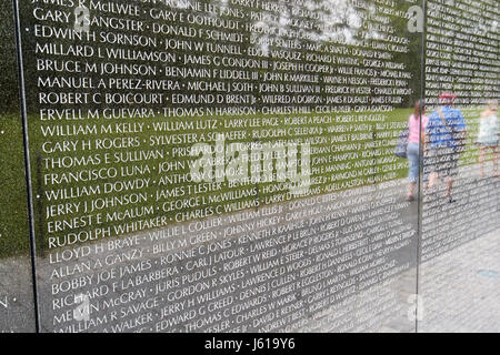 Noms inscrits sur la Vietnam Veterans Memorial Washington DC USA Banque D'Images