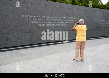 African American Woman prend des photos des citations sur l'inscription mur à la Martin Luther King Jnr memorial Washington DC USA Banque D'Images