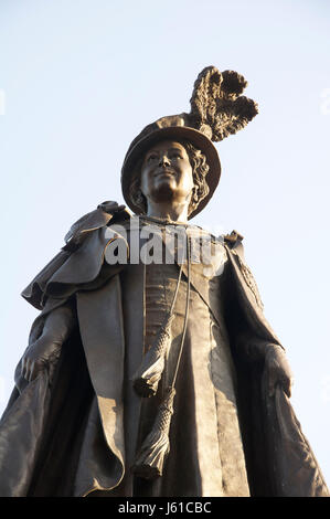 Une statue en bronze de la reine mère Elizabeth par le sculpteur Philip Jackson a été inauguré le 27 octobre 2016 à 2004/2005, Dorchester, Dorset, Angleterre. Banque D'Images