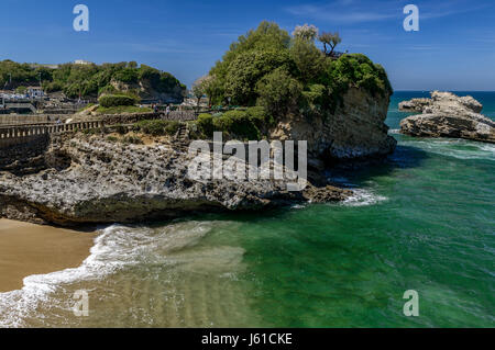 La mer des rochers La plage du Port-Vieux, Vieux Port, Biarritz, France. Banque D'Images