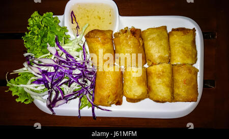 Rouleaux de légumes faite de papier de riz frit dans la friture. Studio Photo Banque D'Images