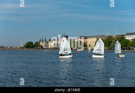 Junior sailors en optimist dériveurs sur le lac Peblinge, dans le centre de Copenhague. Vue vers Søtorvet et Dronning Louises Bro. Banque D'Images