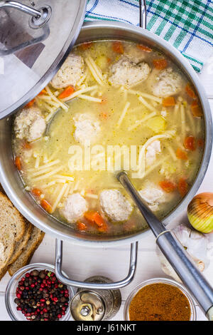 Bouillon de viande avec des boulettes de viande et les spaghettis dans une casserole Studio Photo Banque D'Images