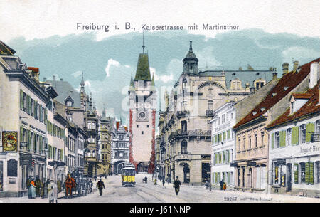 Carte postale vintage de Freiburg im Breisgau, Bade-Wurtemberg, Allemagne, montrant Kaiserstrasse (Kaiser-Joseph-Straße) et la Martinstor, l'une des portes de la vieille ville. Banque D'Images