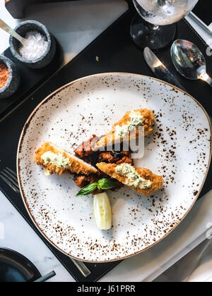 Filet de poulet dans la chapelure avec la sauce et les légumes. Studio Photo Banque D'Images