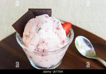 Noix de coco fraise laitiers de la crème glacée avec des morceaux de chocolat noir Banque D'Images