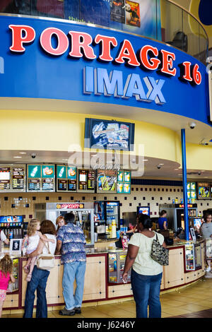 Portage Indiana, 16 IMAX, cinéma complexe, cuisine, comptoir, encas, encas, pop-corn, boissons, boissons, boissons, familles, divertissement, Black woma Banque D'Images