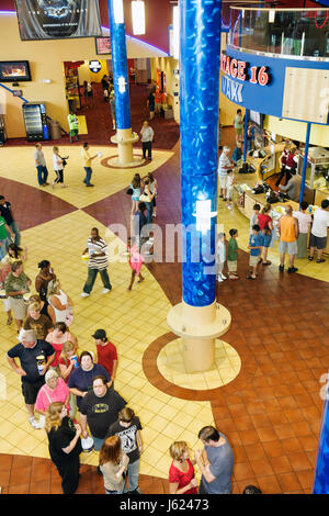 Portage Indiana, 16 IMAX, complexe cinématographique, hall, ligne, vue sur le toit, colonnes, repas légers, familles, divertissement, visite touristique Banque D'Images