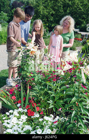 Valparaiso Indiana,Ogden Gardens,botanique,fleurs jardin,Lilly,flore,horticulture,fleurs,fleurs,adultes homme hommes,femme femme femme,garçon Banque D'Images