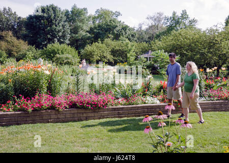 Valparaiso Indiana,Ogden Gardens,botanique,fleurs élevées jardin,flore,horticulture,fleurs,fleurs,adultes homme hommes,femme femme femme,cou Banque D'Images