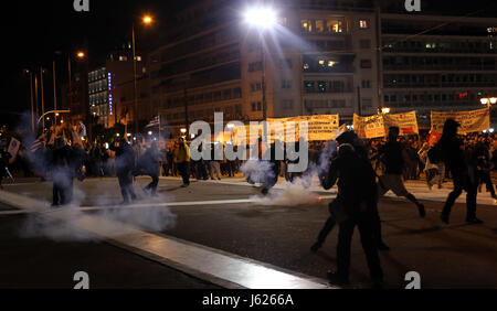 Athènes, Grèce. 18 mai, 2017. Les manifestants protestent contre les nouvelles mesures d'austérité à l'extérieur de l'édifice du parlement à Athènes, Grèce, le 18 mai 2017. Le parlement grec a approuvé jeudi un projet de loi d'austérité pour de nouvelles coupes dans les retraites et de hausse de taxes jusqu'en 2020, l'avenir de la réunion de l'Eurogroupe lundi à Bruxelles afin de continuer les paiements de prêt vital et entamer des négociations sur l'allégement de la dette. Credit : Marios Lolos/Xinhua/Alamy Live News Banque D'Images