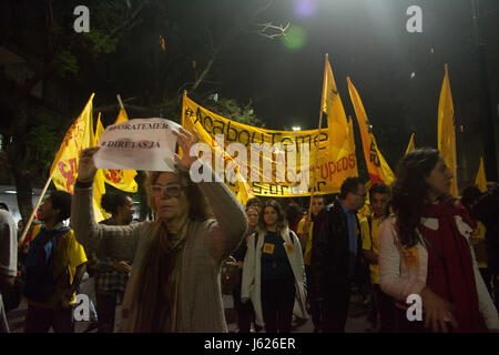 Porto Alegre, Brésil. 18 mai, 2017. RBS, il y a eu avec la dispersion des gaz lacrymogènes et des balles en caoutchouc. Credit : Huggentobler FotoArena Fernanda Picollo//Alamy Live News Banque D'Images