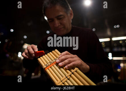 Buenos Aires, Argentine. 18 mai, 2017. Fernando Barragan travaille sur un bloc opératoire) lors de la foire à la lutherie Kirchner Centre Culturel à Buenos Aires, Argentine, le 18 mai 2017. Crédit : Martin Zabala/Xinhua/Alamy Live News Banque D'Images