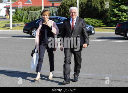 Berlin, Allemagne. 19 mai, 2017. Le Président allemand Frank-Walter Steinmeier et son épouse Elke Budenbender arrivent pour le secteur militaire de l'aéroport de Tegel afin de prendre leur vol à Varsovie, à Berlin, Allemagne, 19 mai 2017. Photo : Soeren Stache/dpa/Alamy Live News Banque D'Images