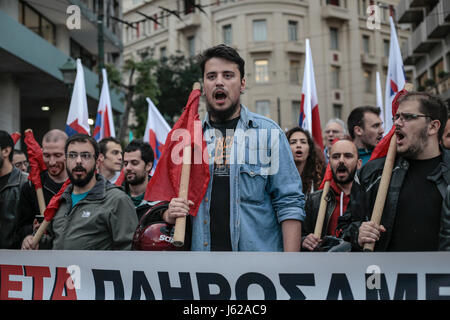 Athènes, Grèce. 18 mai, 2017. Les hommes chantent des slogans anti-austérité en face du Parlement grec au cours d'une manifestation contre les nouvelles mesures d'austérité à Athènes, Grèce, 18 mai 2017. Le Parlement Grec est censé adopter un nouveau plan d'austérité. Les syndicats ont demandé des frappes aériennes contre les mesures d'austérité. Photo : Baltagiannis Socrates/dpa/Alamy Live News Banque D'Images