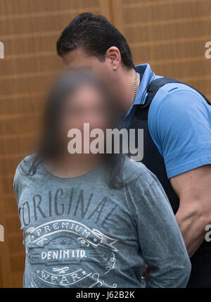 Francfort, Allemagne. 19 mai, 2017. Un tribunal a ordonné les menottes de l'accusé Hell's Angel's hands (avant) qu'il entre dans le hall de la sécurité du tribunal de district avant le début des délibérations à Frankfurt am Main, Allemagne, 19 mai 2017. Le Procureur de l'État accuse l'homme d'avoir - avec un complice toujours en fuite - tourné et gravement blessé deux autres membres de la scène d'une bande de l'année dernière au centre-ville de Francfort. Dpa : Crédit photo alliance/Alamy Live News Banque D'Images