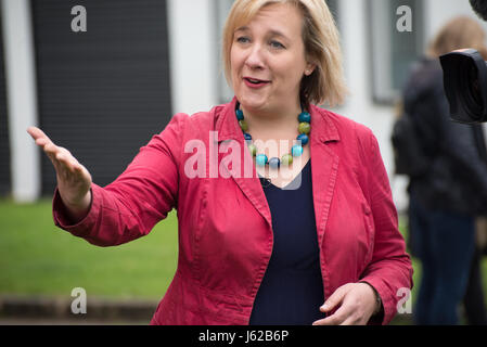 London, UK. 19 mai, 2017. Lisa Smart, Parti Libéral Démocrate candidat parlementaire pour la circonscription de Hazel Grove, parle à un événement de campagne des libéraux démocrates à Stockport, Royaume-Uni le vendredi, Mai 19th, 2017. L'événement de campagne est pour l'élection générale qui se tiendra le jeudi 8 juin 2017. Credit : Jonathan Nicholson/Alamy Live News Banque D'Images