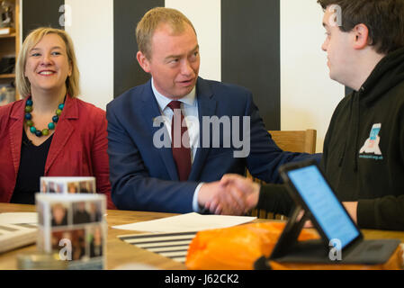 London, UK. 19 mai, 2017. Lisa Smart (L), Parti Libéral Démocrate candidat parlementaire pour la circonscription de Hazel Grove, et Tim Farron (R), leader du Parti Libéral Démocrate et candidat pour Westmoorland et Lonsdale, assister à un événement de campagne des libéraux démocrates à Stockport, Royaume-Uni le vendredi, Mai 19th, 2017. L'événement de campagne est pour l'élection générale qui se tiendra le jeudi 8 juin 2017. Credit : Jonathan Nicholson/Alamy Live News Banque D'Images