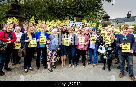 Moffat, UK. 19 mai, 2017. Premier Ministre de l'Ecosse, Nicola Sturgeon se joint à Mairi McCallan, SNP candidat à Dumfriesshire, Clydesdale et Tweeddale (DCT) sur la campagne électorale dans la région de Moffat. Crédit : Andrew Wilson/Alamy Live News Banque D'Images