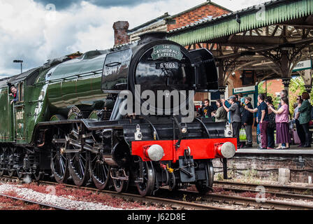 Hereford, Herefordshire. 19 mai 2017. Les foules se rassemblent pour voir Pacific locomotive vapeur LNER Classe A3 4472 communément appelé le Flying Scotsman à Hereford railway station lorsqu'il circule de Shrewsbury à Cardiff et Newport ensuite à Bristol Parkway via Gloucester. Le 94 ans Flying Scotsman a été construit dans le Londres de Doncaster et North Eastern Railway (LNER), sortant de l'usine le 24 février 1923. Crédit : Jim Wood/Alamy Live News Banque D'Images