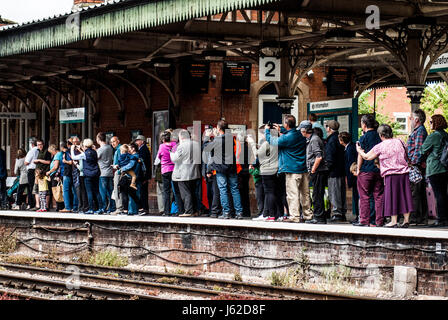 Hereford, Herefordshire. 19 mai 2017. Les foules se rassemblent pour voir Pacific locomotive vapeur LNER Classe A3 4472 communément appelé le Flying Scotsman à Hereford railway station lorsqu'il circule de Shrewsbury à Cardiff et Newport ensuite à Bristol Parkway via Gloucester. Le 94 ans Flying Scotsman a été construit dans le Londres de Doncaster et North Eastern Railway (LNER), sortant de l'usine le 24 février 1923. Crédit : Jim Wood/Alamy Live News Banque D'Images