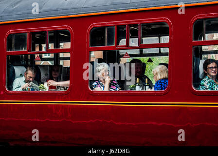 Hereford, Herefordshire. 19 mai 2017. Vu les passagers à bord du Flying Scotsman comme les foules se rassemblent pour voir Pacific locomotive vapeur LNER Classe A3 4472 communément appelé le Flying Scotsman à Hereford railway station lorsqu'il circule de Shrewsbury à Cardiff et Newport ensuite à Bristol Parkway via Gloucester. Le 94 ans Flying Scotsman a été construit dans le Londres de Doncaster et North Eastern Railway (LNER), sortant de l'usine le 24 février 1923. Crédit : Jim Wood/Alamy Live News Banque D'Images