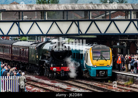 Hereford, Herefordshire. 19 mai 2017. The Flying Scotsman est vu à côté d'un diesel moderne comme locamotive foules se rassemblent pour voir Pacific locomotive vapeur LNER Classe A3 4472 communément appelé le Flying Scotsman à Hereford railway station lorsqu'il circule de Shrewsbury à Cardiff et Newport ensuite à Bristol Parkway via Gloucester. Le 94 ans Flying Scotsman a été construit dans le Londres de Doncaster et North Eastern Railway (LNER), sortant de l'usine le 24 février 1923. Crédit : Jim Wood/Alamy Live News Banque D'Images