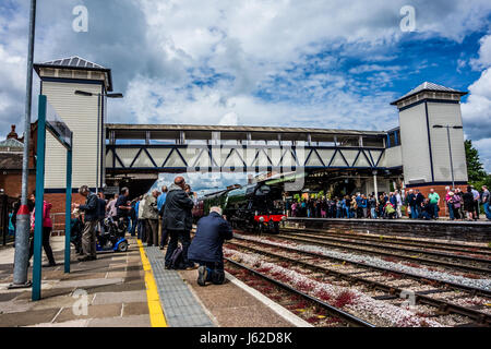 Hereford, Herefordshire. 19 mai 2017. Les foules se rassemblent pour voir Pacific locomotive vapeur LNER Classe A3 4472 communément appelé le Flying Scotsman à Hereford railway station lorsqu'il circule de Shrewsbury à Cardiff et Newport ensuite à Bristol Parkway via Gloucester. Le 94 ans Flying Scotsman a été construit dans le Londres de Doncaster et North Eastern Railway (LNER), sortant de l'usine le 24 février 1923. Crédit : Jim Wood/Alamy Live News Banque D'Images