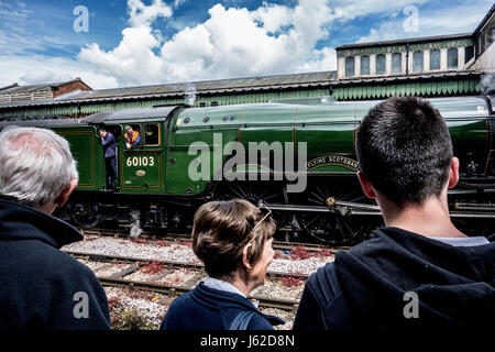 Hereford, Herefordshire. 19 mai 2017. Les foules se rassemblent pour voir Pacific locomotive vapeur LNER Classe A3 4472 communément appelé le Flying Scotsman à Hereford railway station lorsqu'il circule de Shrewsbury à Cardiff et Newport ensuite à Bristol Parkway via Gloucester. Le 94 ans Flying Scotsman a été construit dans le Londres de Doncaster et North Eastern Railway (LNER), sortant de l'usine le 24 février 1923. Crédit : Jim Wood/Alamy Live News Banque D'Images