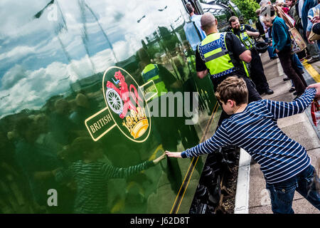 Hereford, Herefordshire. 19 mai 2017. Un jeune garçon cherche à toucher le fameux train que les foules se rassemblent pour voir Pacific locomotive vapeur LNER Classe A3 4472 communément appelé le Flying Scotsman à Hereford railway station lorsqu'il circule de Shrewsbury à Cardiff et Newport ensuite à Bristol Parkway via Gloucester. Le 94 ans Flying Scotsman a été construit dans le Londres de Doncaster et North Eastern Railway (LNER), sortant de l'usine le 24 février 1923. Crédit : Jim Wood/Alamy Live News Banque D'Images