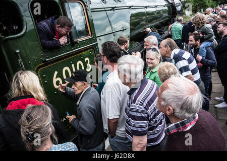 Hereford, Herefordshire. 19 mai 2017. Un jeune garçon cherche à toucher le fameux train que les foules se rassemblent pour voir Pacific locomotive vapeur LNER Classe A3 4472 communément appelé le Flying Scotsman à Hereford railway station lorsqu'il circule de Shrewsbury à Cardiff et Newport ensuite à Bristol Parkway via Gloucester. Le 94 ans Flying Scotsman a été construit dans le Londres de Doncaster et North Eastern Railway (LNER), sortant de l'usine le 24 février 1923. Crédit : Jim Wood/Alamy Live News Banque D'Images