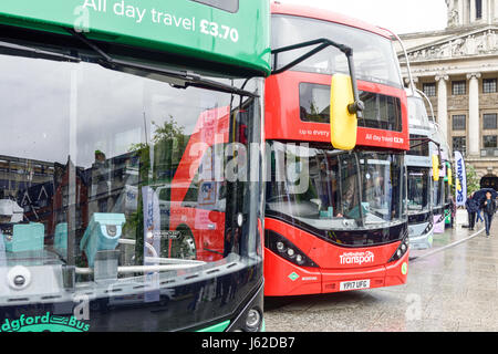 Nottingham, Royaume-Uni. 19 mai 2017. Transport de la ville de Nottingham s'afficher sur l'ancienne place du marché la flotte la plus verte de biogaz des autobus à deux étages.Elles sont dues pour le service public de l'été. Crédit : Ian Francis/Alamy Live News Banque D'Images