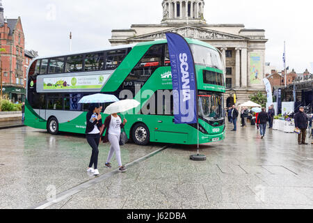 Nottingham, Royaume-Uni. 19 mai 2017. Transport de la ville de Nottingham s'afficher sur l'ancienne place du marché la flotte la plus verte de biogaz des autobus à deux étages.Elles sont dues pour le service public de l'été. Crédit : Ian Francis/Alamy Live News Banque D'Images