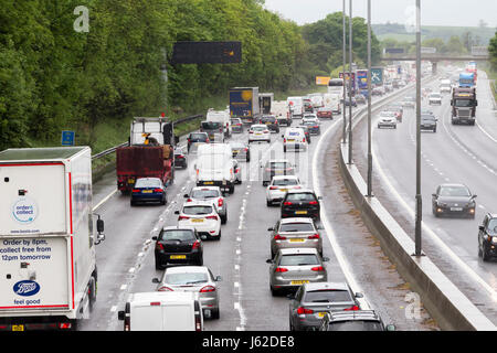 Le Northamptonshire. L'autoroute M1. Météo britannique. 19 mai 2017. 15A à 16 intersections. Cet après-midi, le trafic lent causé par la pluie persistante pendant la nuit et tous aujourd'hui plus traffic près de 50 milles pour les travaux routiers en cours de mise à niveau de l'autoroute dans le Northamptonshire. Credit : Keith J Smith./Alamy Live News Banque D'Images