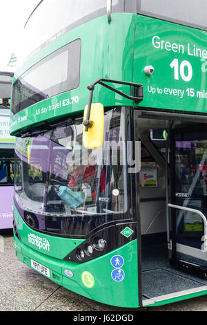 Nottingham, Royaume-Uni. 19 mai 2017. Transport de la ville de Nottingham s'afficher sur l'ancienne place du marché la flotte la plus verte de biogaz des autobus à deux étages.Elles sont dues pour le service public de l'été. Crédit : Ian Francis/Alamy Live News Banque D'Images