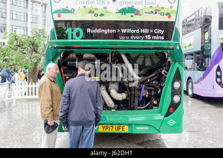 Nottingham, Royaume-Uni. 19 mai 2017. Transport de la ville de Nottingham s'afficher sur l'ancienne place du marché la flotte la plus verte de biogaz des autobus à deux étages.Elles sont dues pour le service public de l'été. Crédit : Ian Francis/Alamy Live News Banque D'Images