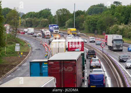 Le Northamptonshire. L'autoroute M1. Météo britannique. 19 mai 2017. 15A à 16 intersections. Cet après-midi, le trafic lent causé par la pluie persistante pendant la nuit et tous aujourd'hui plus traffic près de 50 milles pour les travaux routiers en cours de mise à niveau de l'autoroute dans le Northamptonshire. Credit : Keith J Smith./Alamy Live News Banque D'Images