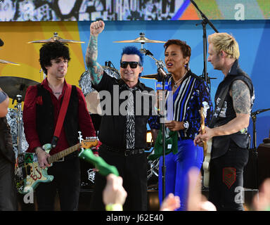 New York, USA. 19 mai, 2017. Green Day joue sur ABC "Good Morning America" à Rumsey Field dans Central Park le 19 mai 2017 dans la ville de New York. Credit : MediaPunch Inc/Alamy Live News Banque D'Images