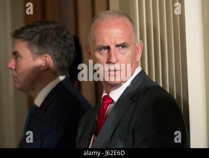 Keith Schiller, Administrateur assistant adjoint du président et directeur des opérations du Bureau ovale assiste à une conférence de presse conjointe avec le président américain Donald Trump et le président Juan Manuel Santos de la Colombie à la Maison Blanche à Washington, DC, le 18 mai 2017. Crédit : Chris Kleponis / CNP - AUCUN FIL SERVICE - Photo : Chris Kleponis/consolidé Nouvelles Photos/Chris Kleponis - CNP Banque D'Images