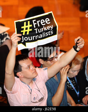 Hambourg, Allemagne. 18 mai, 2017. Faire preuve de solidarité pour les journalistes journaliste turc d'être emprisonné sans procès, en tenant des pancartes avec le message : #  Turquie journalistes à la réunion de l'hôtel de ville : la construction du journalisme nous avons besoin, où des centaines d'éditeurs du monde entier se sont réunis pour l'Institut international de la presse (IPI) 2017 Congrès mondial. Crédit : Scott Mc Kiernan/ZUMA/Alamy Fil Live News Banque D'Images