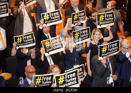 Hambourg, Allemagne. 18 mai, 2017. Croix de sable, éditeur à ZDF, se joint à ses collègues journalistes, y compris dans la première rangée, gauche DAVAGNE MAHARAJ, rédacteur en chef et éditeur du Los Angeles Times, solidaire pour journaliste turc d'être emprisonné sans procès, en tenant des pancartes avec le message : #  Turquie journalistes à la réunion de l'hôtel de ville : la construction du journalisme nous avons besoin, où des centaines d'éditeurs du monde entier se sont réunis pour l'Institut international de la presse (IPI) 2017 Congrès mondial. Crédit : Scott Mc Kiernan/ZUMA/Alamy Fil Live News Banque D'Images