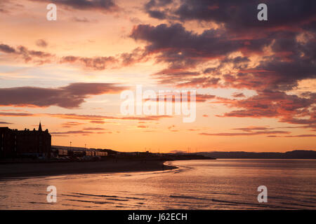 Edinburgh, Ecosse, Royaume-Uni. 18 mai, 2017. Coucher de soleil sur la plage de Portobello sur une belle journée ensoleillée à Édimbourg, la capitale de l'Écosse, au Royaume-Uni, la Grande-Bretagne. Crédit : Gabriela Antosova/Alamy Live News Banque D'Images