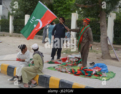 Le PTI drapeaux et de souvenirs sont en vente à l'extérieur Ayyub Stadium à l'occasion de Tehreek-e-Insaf (PTI) réunion publique, à Quetta, le vendredi 19 mai, 2017. Banque D'Images