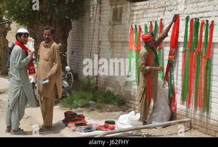 Le PTI drapeaux et de souvenirs sont en vente à l'extérieur Ayyub Stadium à l'occasion de Tehreek-e-Insaf (PTI) réunion publique, à Quetta, le vendredi 19 mai, 2017. Banque D'Images