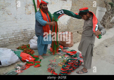 Le PTI drapeaux et de souvenirs sont en vente à l'extérieur Ayyub Stadium à l'occasion de Tehreek-e-Insaf (PTI) réunion publique, à Quetta, le vendredi 19 mai, 2017. Banque D'Images