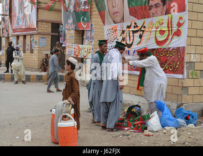 Le PTI drapeaux et de souvenirs sont en vente à l'extérieur Ayyub Stadium à l'occasion de Tehreek-e-Insaf (PTI) réunion publique, à Quetta, le vendredi 19 mai, 2017. Banque D'Images