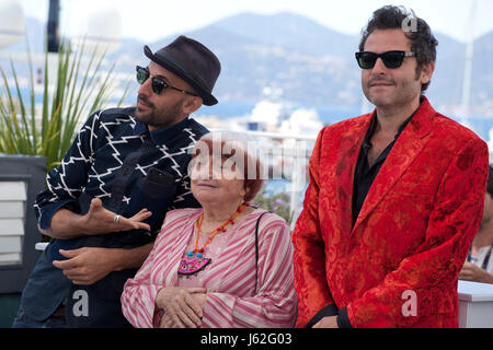 Cannes, France. 19 mai, 2017. Administration JR et Agnès Varda et compositeur Matthieu Chedid au Visages, Photo film Villages appel à la 70e Festival de Cannes vendredi 19 mai 2017, Cannes, France. Crédit photo : Doreen Kennedy/Alamy Live News Banque D'Images