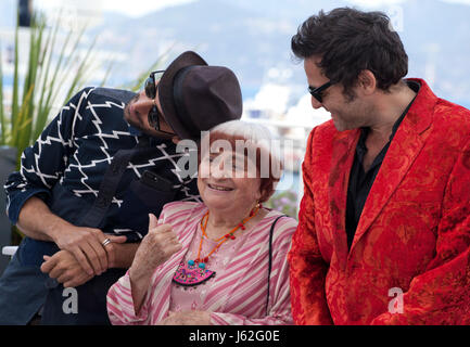 Cannes, France. 19 mai, 2017. Administration JR et Agnès Varda et compositeur Matthieu Chedid au Visages, Photo film Villages appel à la 70e Festival de Cannes vendredi 19 mai 2017, Cannes, France. Crédit photo : Doreen Kennedy/Alamy Live News Banque D'Images