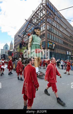 Montréal, Canada. 19 mai, 2017. Marionnettes aussi grandes que les maisons le long de rues de Montréal pendant 375e anniversaire Credit : Patrick Bombaert/Alamy Live News Banque D'Images