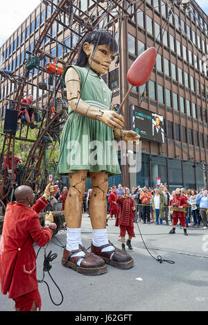 Montréal, Canada. 19 mai, 2017. Marionnettes aussi grandes que les maisons le long de rues de Montréal pendant 375e anniversaire Credit : Patrick Bombaert/Alamy Live News Banque D'Images